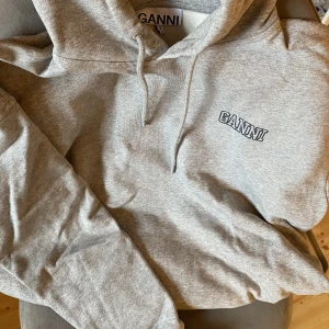 Hoodie  - Säljer min otroligt mysiga GANNI tröja🌸😍Säljer den eftersom den inte passar😢Den är däremot helt oanvänd, Skick: 10/10✨ Nypris: 1400, säljer nu för 399:-