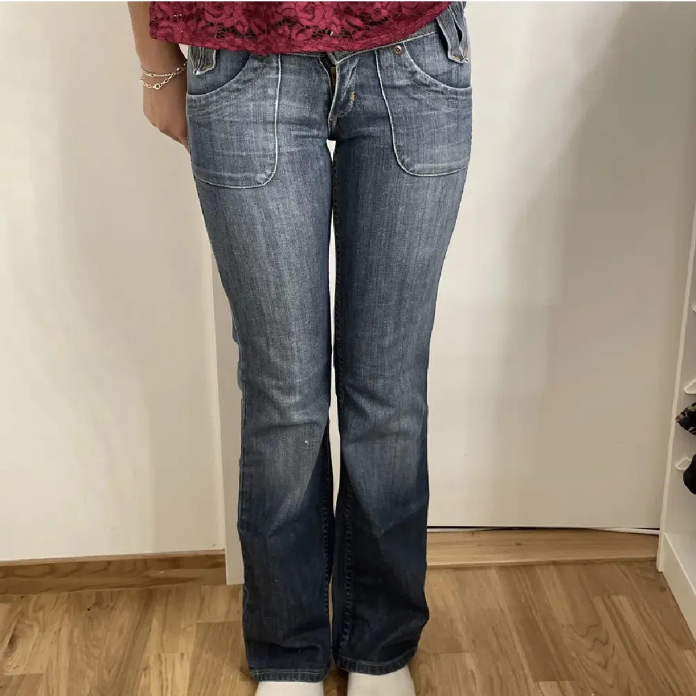 Säljer nu dessa skit snygga lågmidjade bootcut jeans från lee. Hör av dig vid intresse och frågor, kom gärna med prisförslag!💖. Jeans & Byxor.
