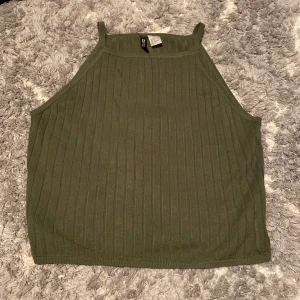 Grön topp - En ganska mörk grön topp, i mycket bra skick. Skriv för mer info❤️