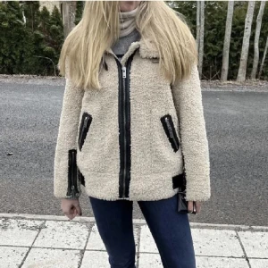 Teddy jacka  - Säljer min biega Teddy jacka (första bilade ej min) från zara då den ej kommer till användning:) köparen står för frakt! 