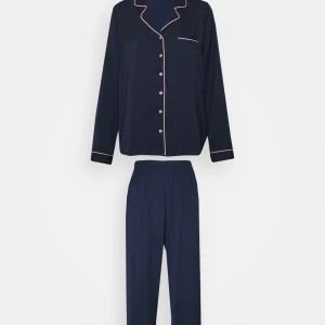 Pyjamas med lappen på - Helt ny pyjamas med lappen på säljes. Skriv vid frågor eller intresse❤️