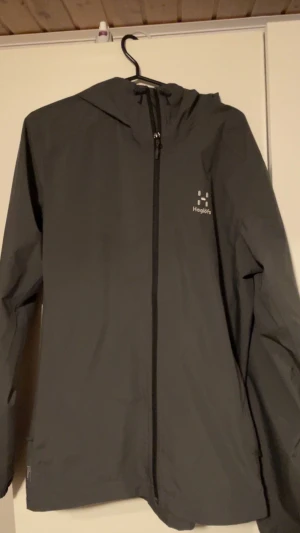 Haglöfs jacka - Hej, jag säljer min haglöfs jacka då den blivit liten på mig, den är i väldigt bra skick (inprincip ny från butik) ny pris ca 2200