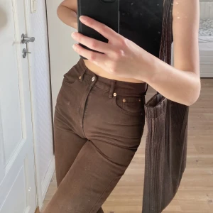 Bruna jeans från pull&bear strl 34 - Bruna supersnygga jeans från pull&bear! Sparsamt använda, säljer då jag tyvärr växt ur dem. Passar mig i längd som är ca 172 cm. ☺️