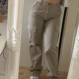 Cargo byxor  - Nyskick cargobyxor. Skriv för fler bilder eller frågor.