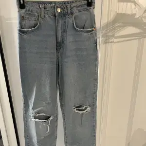 Dessa snygga Denim jeans är köpta på BikBok någon gång förra året. Har använt dem 1-2 gånger. Jag säljer dem pågrund av att de sitter lite för tajt på mig. Nypris är 600kr. De formar kroppen väldigt fint och är suuuper snygga💘