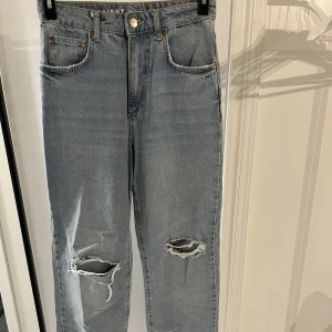 JP 90S STRAIGHT DENIM - Dessa snygga Denim jeans är köpta på BikBok någon gång förra året. Har använt dem 1-2 gånger. Jag säljer dem pågrund av att de sitter lite för tajt på mig. Nypris är 600kr. De formar kroppen väldigt fint och är suuuper snygga💘