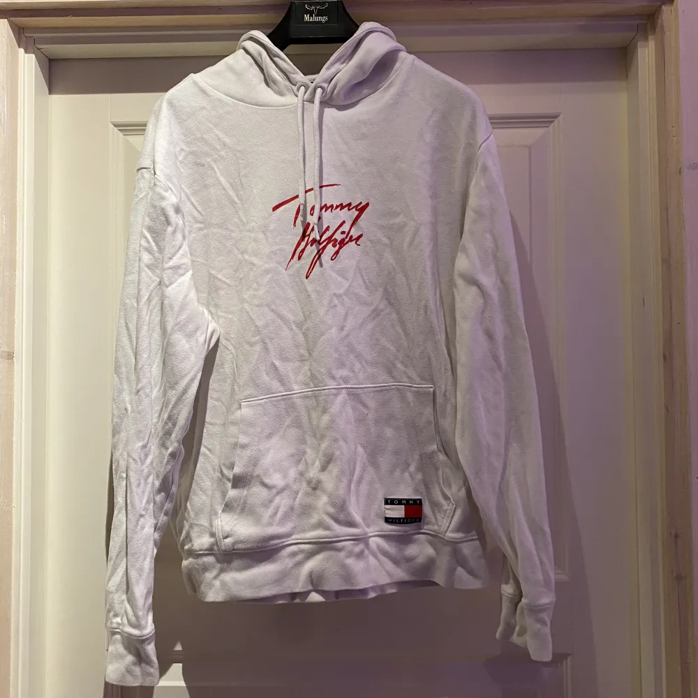 Säljer denna Tommy Hilfiger hoodie eftersom den inte kommer  till användning, den är i väldigt bra skick. Hoodies.