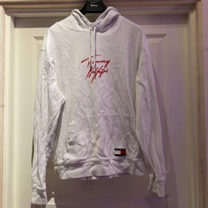 Tommy hilfiger  - Säljer denna Tommy Hilfiger hoodie eftersom den inte kommer  till användning, den är i väldigt bra skick