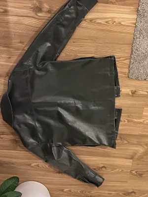 Läder skjorta - Säljer denna läder skjorta där den aldrig har kommit till användning   Byst 88-92 stl S 