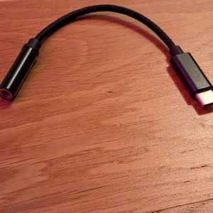 USB-C till AUX - Denna sladd gör sả att du kan lyssna på musik via AUX från din mobil. innehåller en så kallad DAC (Digital audio converter) så även om du testat liknande adaptrar som inte fungerar så kommer denna faktiskt att fungera.