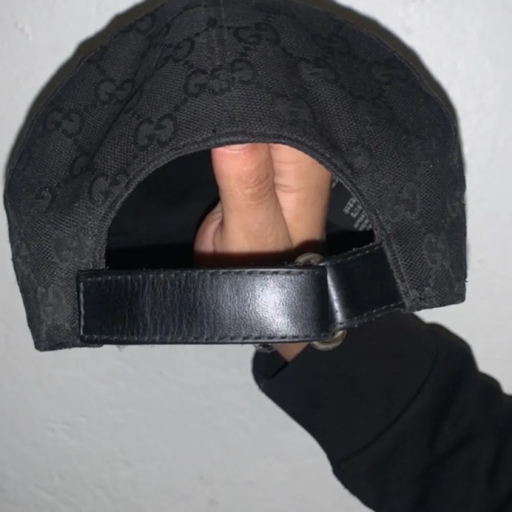 Gucci keps i stl L. Den är i andvänt skick men jag skulle säga att skicket är 8/10. Säljs i befintligt skick. Hör av er vid frågor eller funderingar! . Accessoarer.