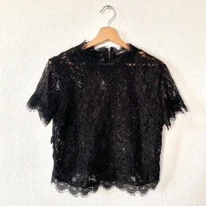 Svart spets topp - Säljer denna super fina spelstoppen i svart, storlek S!❤️ Lite trådig på vissa ställen men annars i mycket bra skick!💕💕 Köparen står för frakt!!