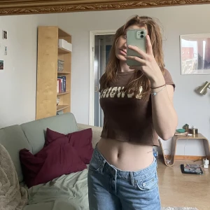 Brandy melville cowgirl t-shirt - Säljer denna supersnygga croppade 90 tals cowgirl tshirt från brandy melville! Köpt för 300kr säljs för 170kr