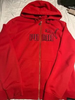 Puma - Helt ny använd nån gång bara ! Väldigt bra material.  Storlek L passar M