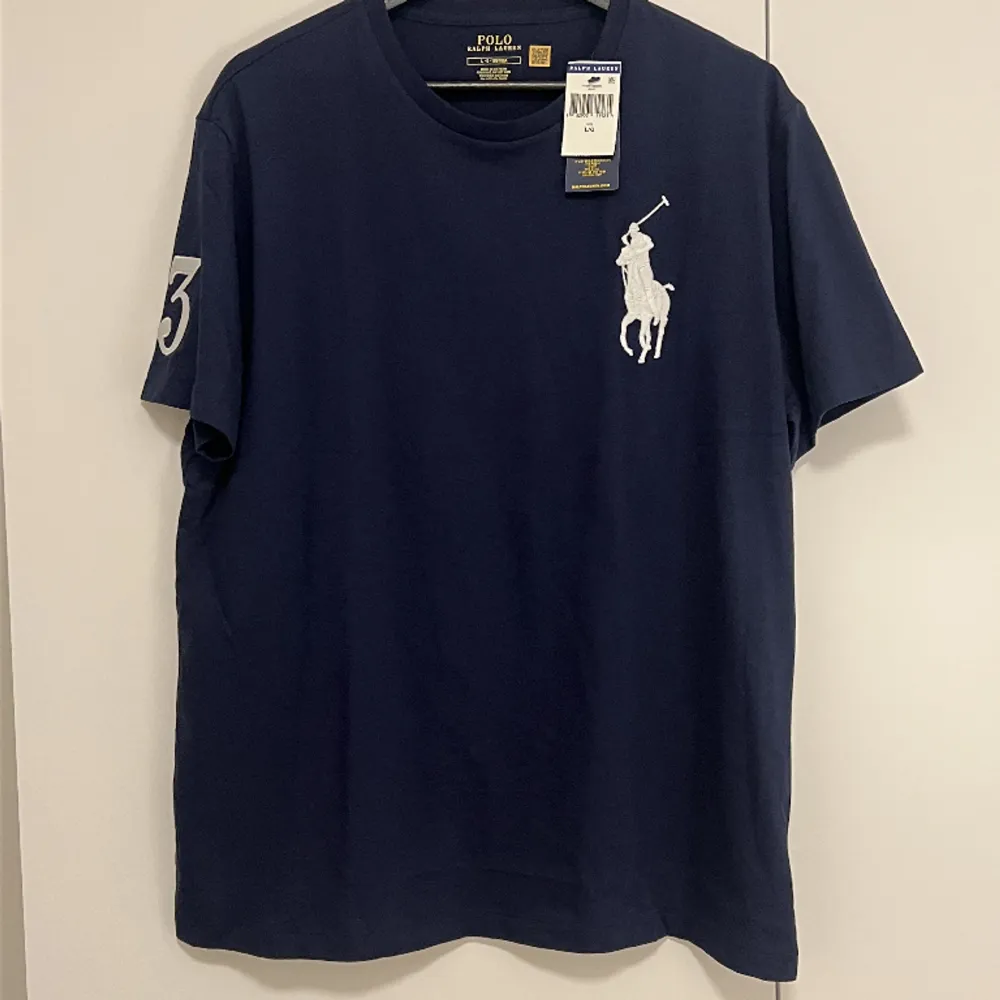 Tjena,  Säljer en helt oanvänd ralph lauren t-shirt. Köpt för 1299kr, då jag inte kan lämna tillbaka den längre så tänker jag att du kan komma med bud. Så kan vi komma överens om något vettigt vid snabb och smidig affär ☺️. T-shirts.