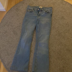  jeans  - Säljer dom för dom är försmå för mig dom är i storlek xs men känd som xxs
