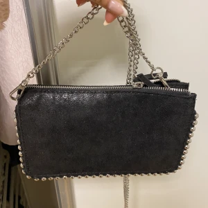 Zara väska🩷 - Superfin zara väska som är i nyskick då den endast använts fåtal gånger💘man kan ha den som både en axelremsväska och en kortare axelväska💘