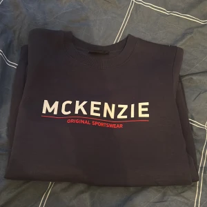 mckenzie hoodie  - den är knappt använd, tyckte inte om färgen och den var för liten på mig.