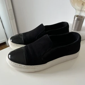 Loafers från Billi-Bi Copenhagen.  - Tyg på utsidan och framtill spegelblanka. Använd vid fåtal tillfällen och i hyfsat gott skick. Stora i storlek för att vara loafers. (Innersula: 23,5 cm).  Nypris: ca 1300 kr. Vid frågor, skriv gärna. 🥰