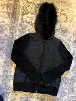 Tommy Hilfiger jacka - Superfin svart Tommy Hilfiger jacka utan märken eller skador i stl S.  500 kr