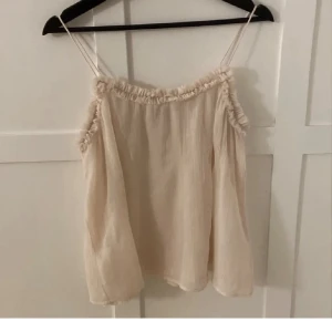 Linne Gina Tricot - Gulligt rosa linne med lite volang, storlek 34🫶