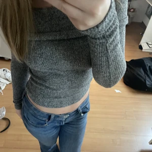 grå off shoulder tröja - grå off shoulder tröja från pull&bear i strl s som är slutsåld, aldrig använd, prislapp kvar💗