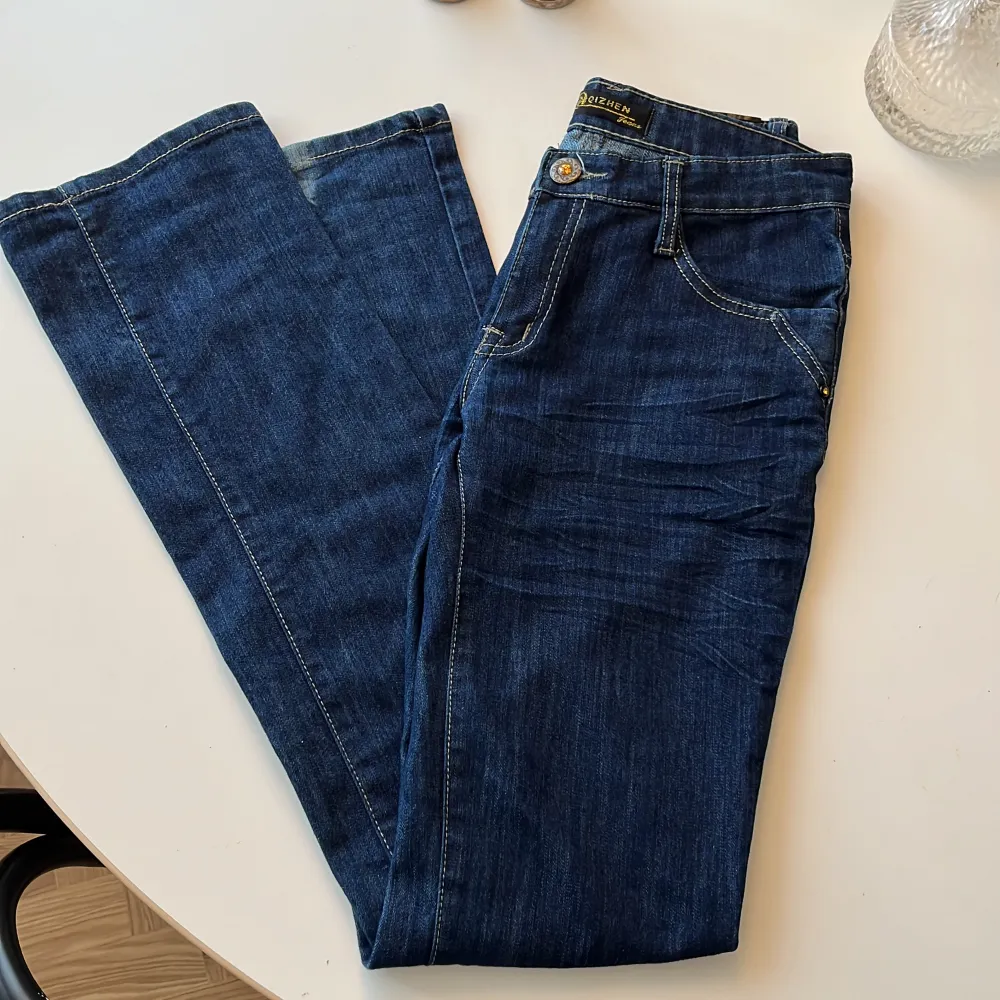 💕Säljer mina fina lowwaist jeans som jag inte längre får plats i, dem har inga slitningar, midjemåttet- ca 73cm, Innerbenslängden- ca 84cm💕. Jeans & Byxor.