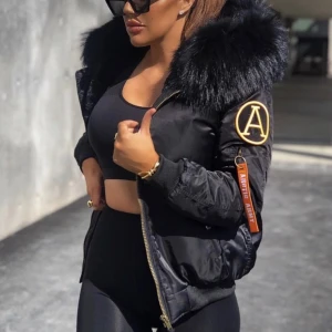 Arctic Army jacka  - Säljer min Arctic army faux fur bomber model. Strl S. Använd en vinter och i mycket bra skick.  