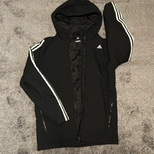 Jacka - Varm vinterjacka💗 använd 1 vinter men inga defekter, hål eller missfärgningar. I storlek S. 