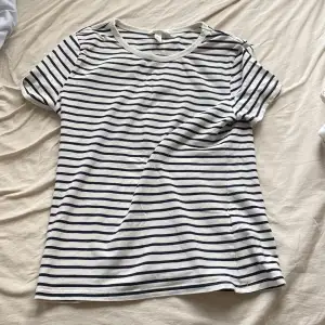 En randig t- shirt från H&M köpt för 100kr säljer för 50kr. Storlek M men sitter som en S-Xs