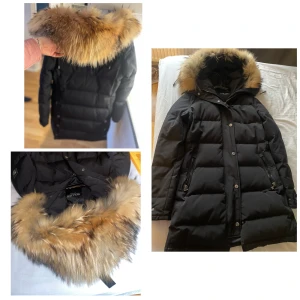 Hollies vinterjacka  - Med äkta päls. Knappt använd och har blivit lite för tajt för mig tyvärr :(  Finns  ”axelband” inuti så att man även kan bära den på ryggen om det blir för varmt.   Hämtas i Högdalen eller skickas mot fraktkostnad 