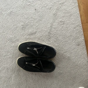 Arigato skor - Arigato skor med dragskedja som är bra skick och inte så slitna de kommer från arigatos hemmsida ny pris runt 200 kr 