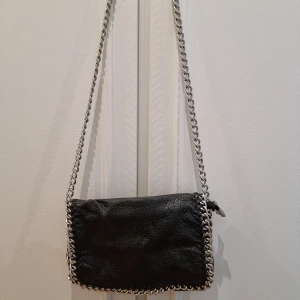 Väska Tiamo - Väska i skinnimitation med kedja