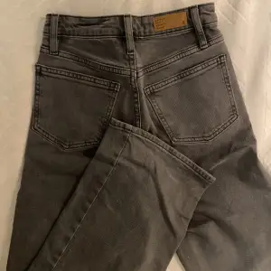  blå- grå jeans från Cubus i st XS/32 i modellen ” wide fit”. Nästan aldrig använda och är i jättebra skick utan några defekter.