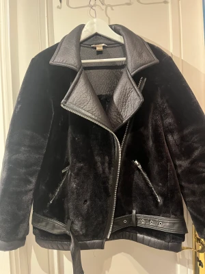 Höst & vinter jacka  - Svarta jacka från HM. 