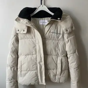 Jag köpte denna jacka i slutet av förra vintern knappt användt då jag har beställt den och vart för stor för mig. Pris kan diskuteras ❤️