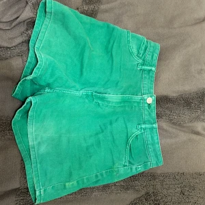 Gröna shorts  - För små för mig! Har inte haft så länge och det är nästan ny! 