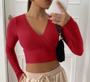 Röd stickad topp❤️ - Röd V ringad topp, väldigt fin men var lite för kort för mig och tycker inte om hur den är på min kropp❤️
