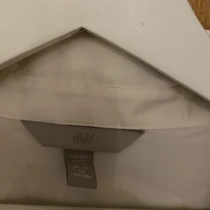 Skjorta ”silke” från hm - Bra i skick, aldrig andvänd bara testad. Bra i stolek. 