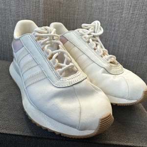 Adidas skor - Storlek 39,5 Vit med rosa detaljer Använd endast 2 gånger Nypris 70 €, ca. 750sek