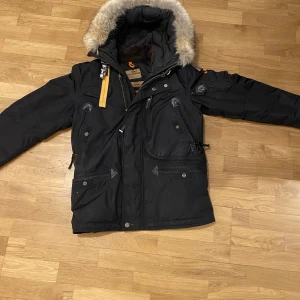 Parajumpers right hand vinterjacka - Parajumpers jacka med päls som är väldigt varm. Kardborren på vänster armen har börjat släppa. Kan gå ner i pris vid snabb affär. Dm för mer bilder. Kan byta mot en canada goose jacka st s eller Burrberry eller moncler 
