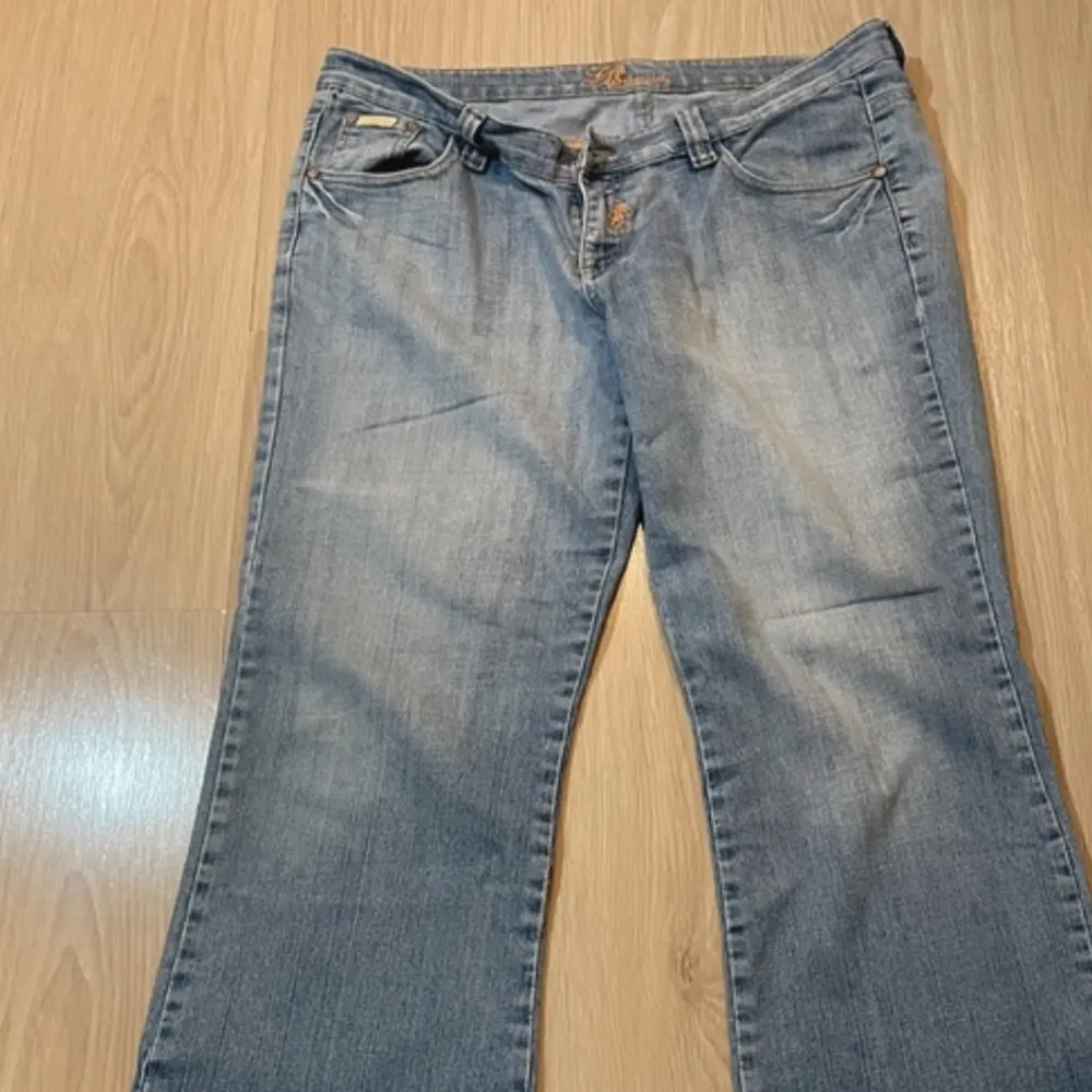 Tramp design jeans från Vinted, dom hwr ingen knapp där fram men de går att sy till och dom är slitna mellan bena och längre ner på fötterna. . Jeans & Byxor.