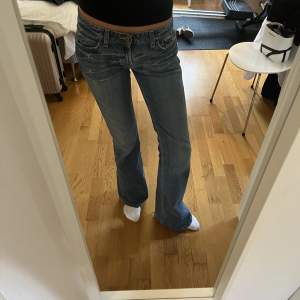 Snygga jeans köpta secondhand. Cool tvätt och långa i benen, modellen på bilden är 179 och har vanligtvis S i midjan, passar även M. Slitna vid fötterna och därav priset🥰