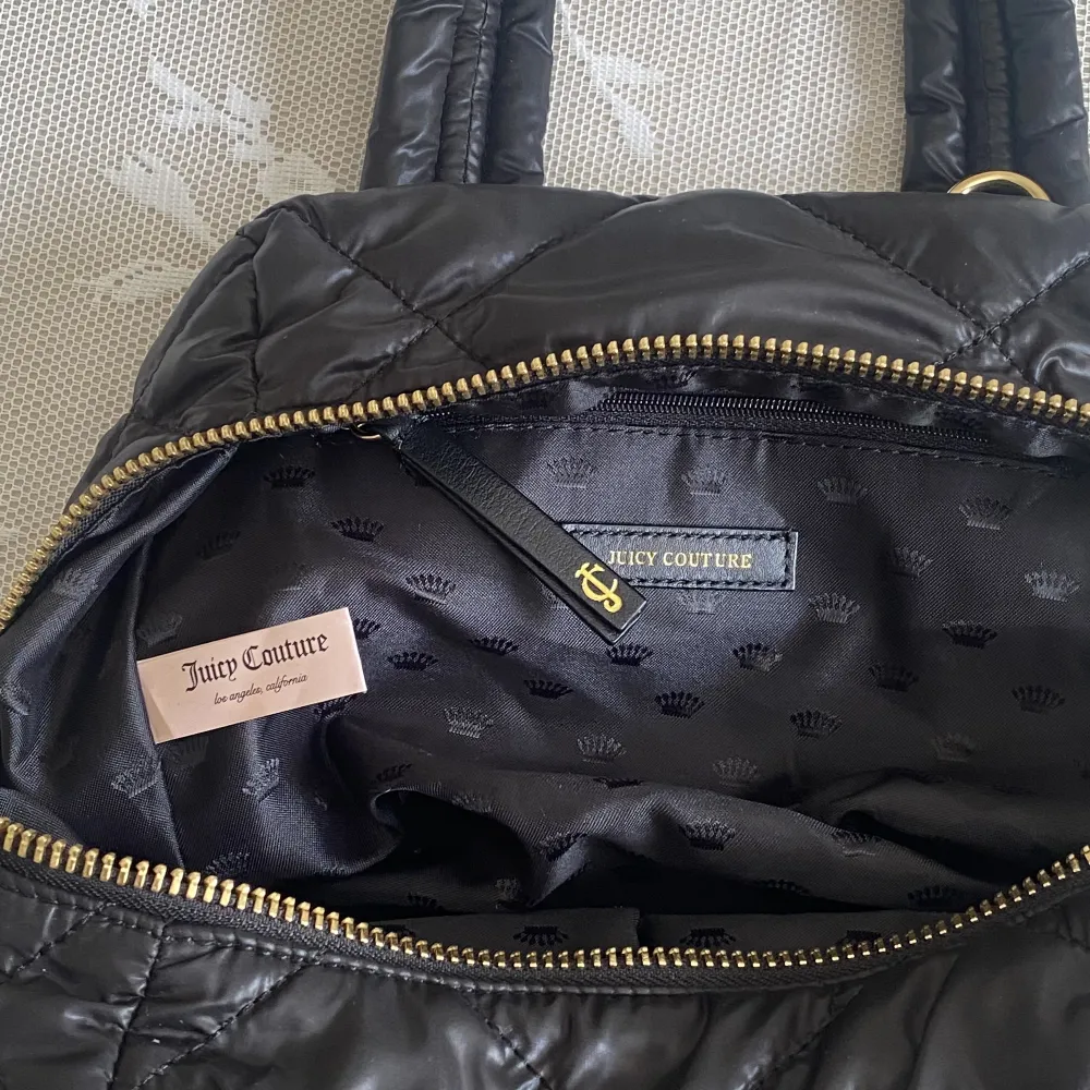 Snygg vintage väska från märket juicy couture, nyskick! Så bra kvalite och unik sällsyn modell 🤍. Väskor.