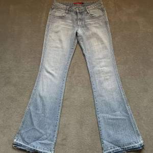 Sjukt snygga lågmidjade jeans från SouthPole. Jeansen är i toppen skick! 