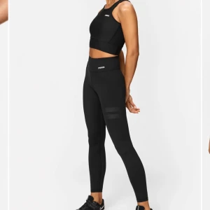 Stronger tights och topp - Säljer nu mina stronger tights och tränings topp då de tyvärr inte kommer till någon användning längre!!💖 Nyskick på toppen och bra skick i tightsen☺️400kr för båda men kan också sälja separat! Pris kan diskuteras privat!!😇