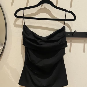 Svart topp - Jättefin topp från Zara jag önska passa mig men är dock lite liten. Köpte den i Barcelona därför har jag inte kunnat lämna tillbaka den. I storlek M men skulle säga är lite liten och passar även en storlek S. Ordinarie pris 152kr och prislapp kvar.