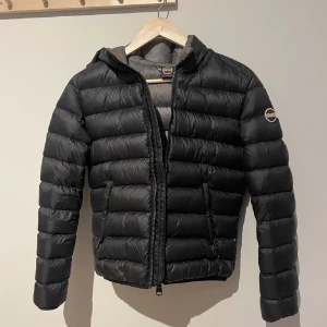 Colmar jacka  - Säljer min colmar jacka då jag tröttnat, jackan har inga hål eller så och är sparsamt använd! Vet inte riktigt storlek men passar mig som normalt bär storlek XS i jackor så skulle säga att den är som en 34/xs Köpt för 5000❤️