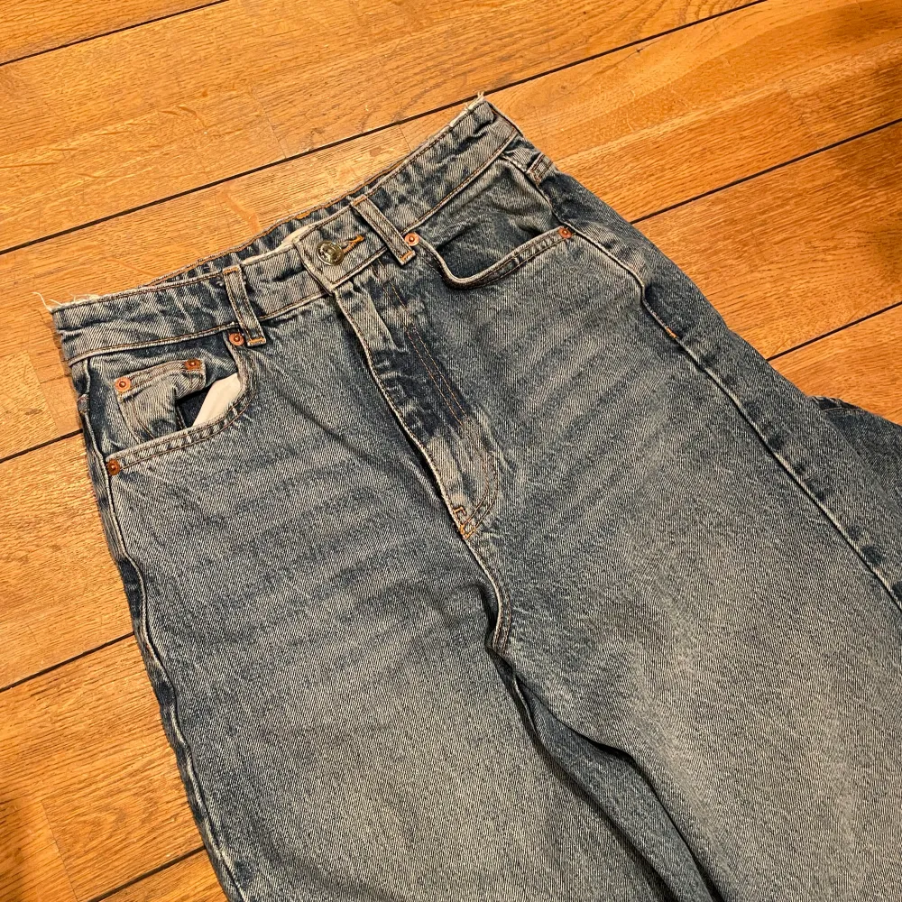 Jeans från Gina Tricot, rak passform och i fint skick! Hål på knäna. Jeans & Byxor.