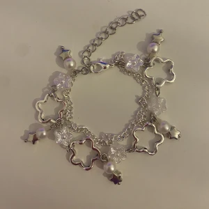 armband - ⋆˙⟡ ♡ ☁️handgjort armband gjort av mig i rostfritt stål☁️ ♡ ⟡˙ ⋆ +frakt. alltid rengjort innan det skickas iväg. mer info i dm.